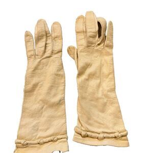 Vintage 1960s 70s Cream Leather Women’s Gloves Silk Lining XS / Small Mid Length